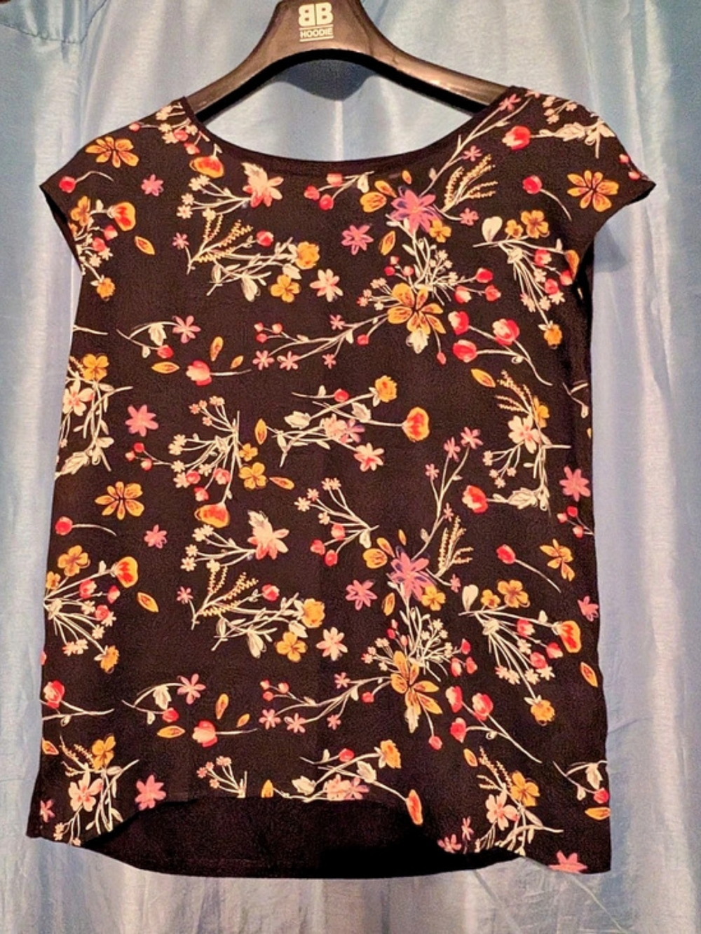 Reitmans Floral Short Sleeve Top in Black Size Medium
